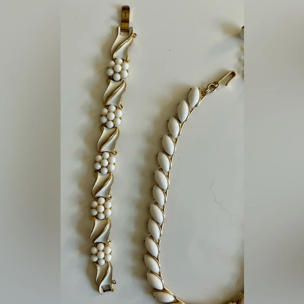 Gorgeous vintage Crown TRIFARI set necklace bracelets